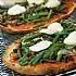 Pizza met mozzarella, kaneel en oregano (brood pizza)