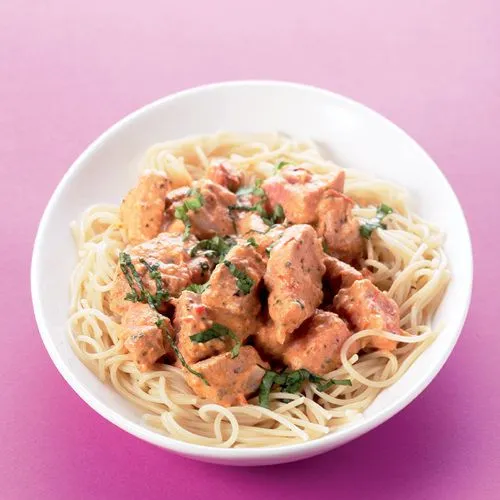 Spaghetti met verse tonijn in tomatenroomsaus
