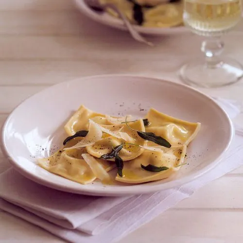 Ravioli met gekruide ricotta en salieboter