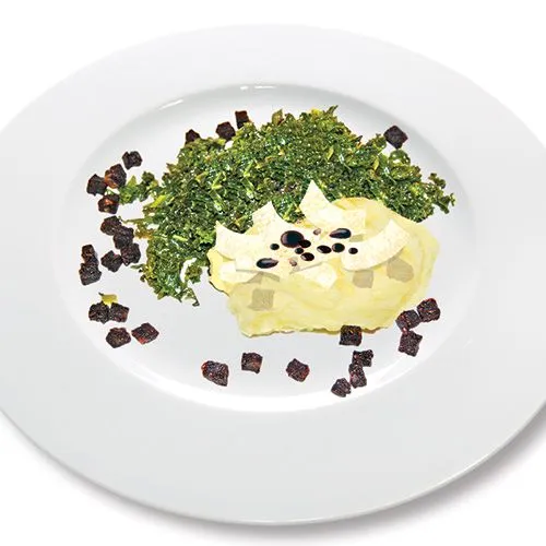 Boerenkool met parmezaankrullen en kruimels bloedworst