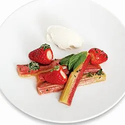 Tip: Geroosterde rabarber met aardbeien en muntsuiker