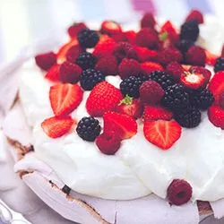 Tip: Pavlova met rood zomerfruit