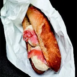 Tip: Brood met geitenkaas en spek