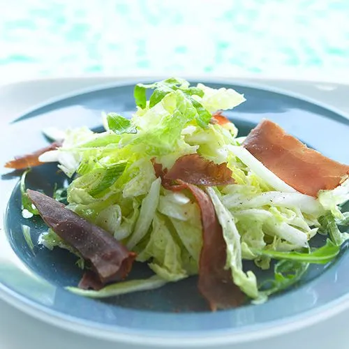 Koolsalade van Chinese kool met pastrami