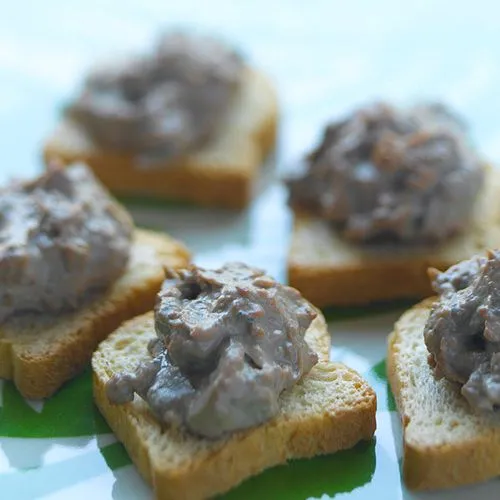 Mousse van kippenlevertjes op minicrostini
