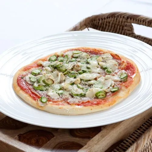 Pizza met witte en groene asperges