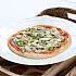 Pizza met witte en groene asperges