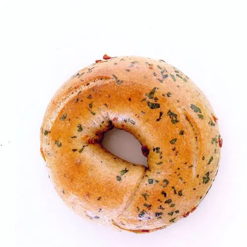 Bagel met zongedroogde tomaten en basilicum