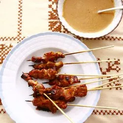 Tip: Geroosterde saté van varkensvlees met pindasaus (saté babi)