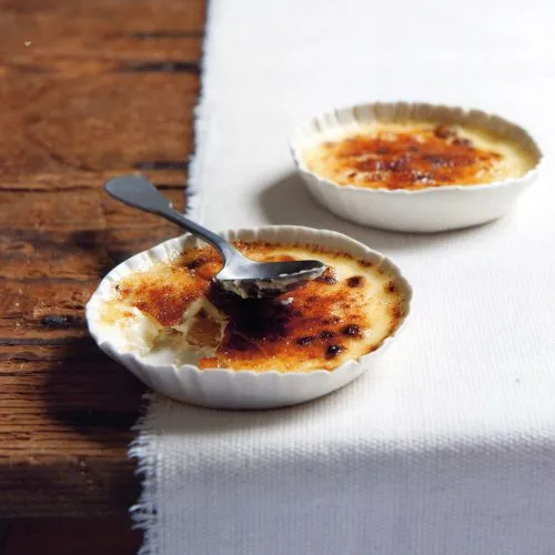 Crème brûlée met rozijnen en rum