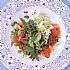 Komkommersalade met gerookte zalm en verse kaas