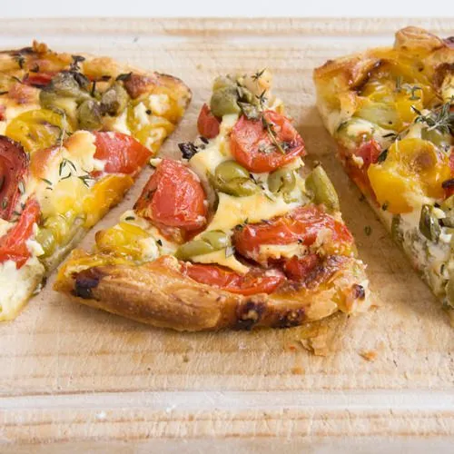 Quiche met tomaat, olijven en tijm