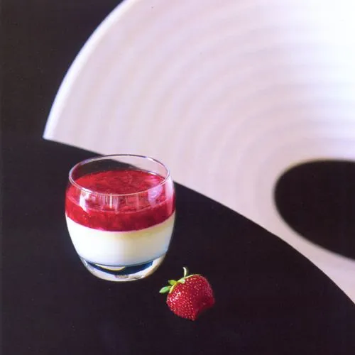 Witte chocolademousse met aardbeien en wasabi
