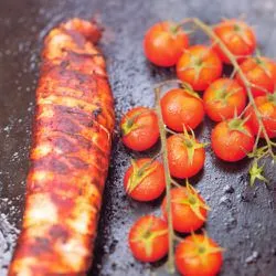 Tip: Gegrilde varkenshaas in bacon met kerstomaatjes