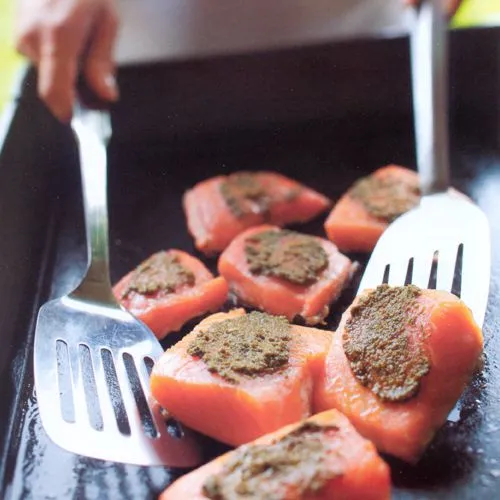 Kort gegrilde zalm met pesto en olijfolie