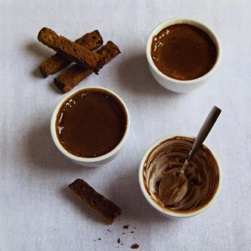 Chocoladesoep met kruidkoekstaafjes