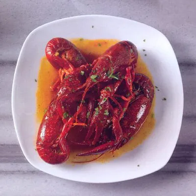 Rivierkreeftjes in wijn en tomatensaus