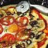 Pizza met rookkaas, ei, tomaten en gefruite uien