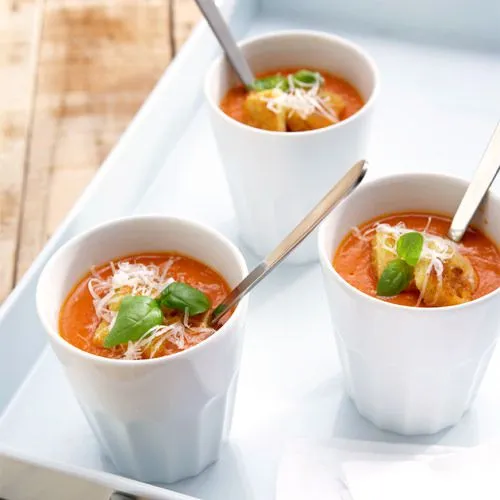 Geurige tomatensoep met bleekselderij en verse kruiden