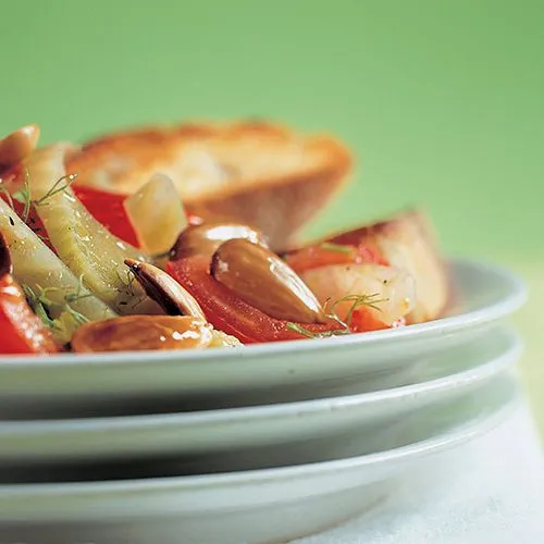 Warme venkelsalade met tomaat en amandelen