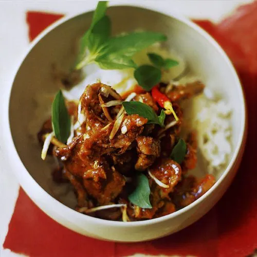 Varkenshaas met chili, Thaise basilicum en geroosterde kokos