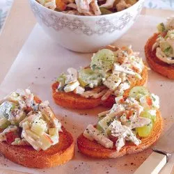 Tip: Bruschetta met waldorfsalade van gerookte kip