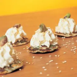 Tip: Bieslook-poffertjes met geitenkaasmousse