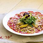 Carpaccio van hertenfilet, rucola en gebakken appel