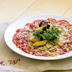 Tip: Carpaccio van hertenfilet, rucola en gebakken appel