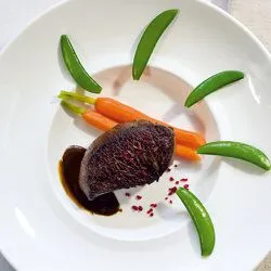 Tip: Hertenbiefstuk met saus van chocolade en aceto balsamico
