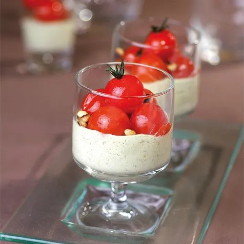 Panna cotta van pesto met kerstomaatjes en pijnboompitten
