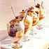 Bananen-sundaes met karamelsaus