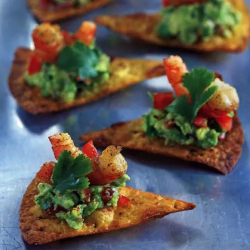 Nachos met garnalen en guacamole