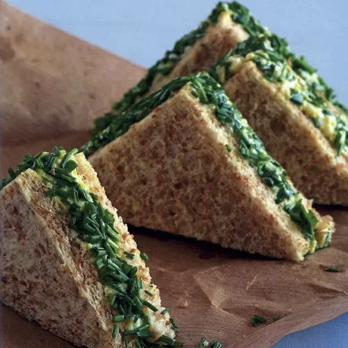 Sandwiches met ei, waterkers en bieslook