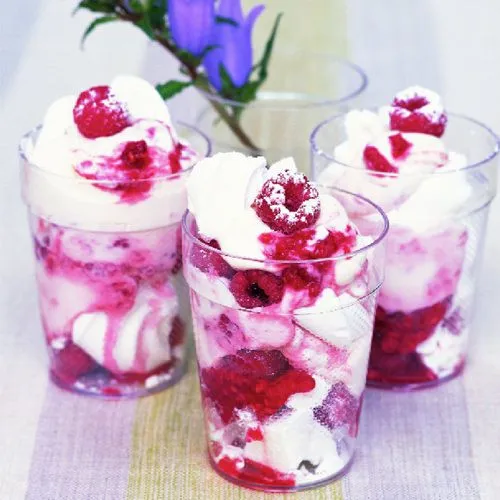 Frambozenmousse met meringues