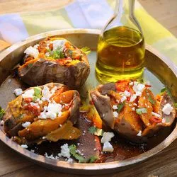 Tip: Gepofte zoete aardappel met feta, chilipeper en koriander