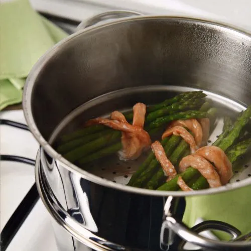Groene asperges met linten verse zalm