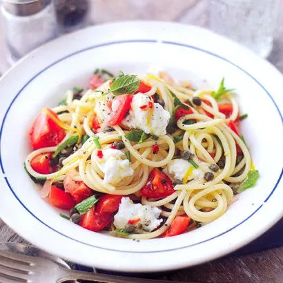 Pastasalade met kerstomaatjes, munt en mozzarella