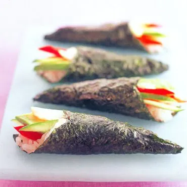 Temaki-sushi met krab, komkommer en avocado