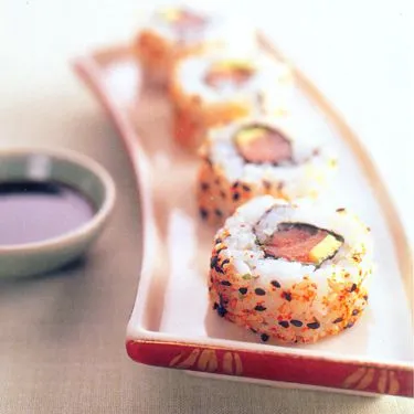 Uramaki sushi met zalm en avocado