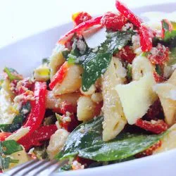 Tip: Pastasalade met spinazie, paprika en zongedroogde tomaten