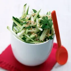 Tip: Krokante courgette salade met citroen en sesamzaadjes