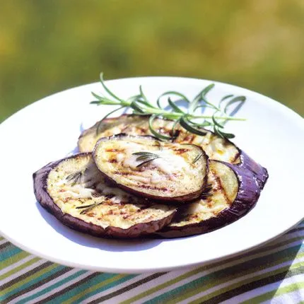 Gegrilde aubergine met rozemarijn en kaas