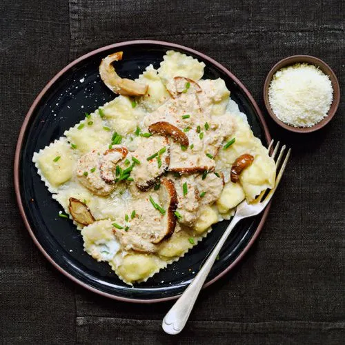 Ravioli met fromage frais en bieslook en romige boletensaus