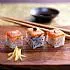 Geperste sushi met gerookte zalm of forel
