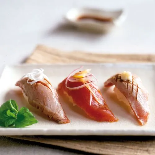 Moderne tonijn-nigiri sushi