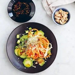 Tip: Avocadosalade met pickles van wortel en witte radijs