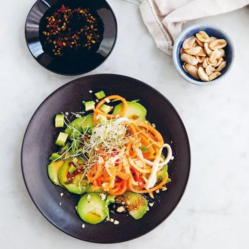 Avocadosalade met pickles van wortel en witte radijs
