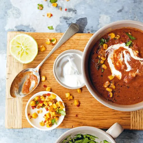 Bruine bonensoep met gedroogde tomaten
