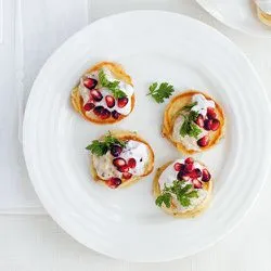 Tip: Poffertjes met kervel, auberginekaviaar en granaatappel